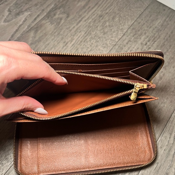 Authentic LOUIS VUITTON Monogram Zippy Organizer Wallet - Picture 8 of 15